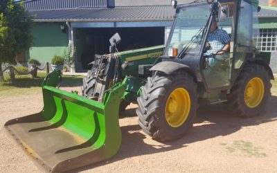 John Deere 3220